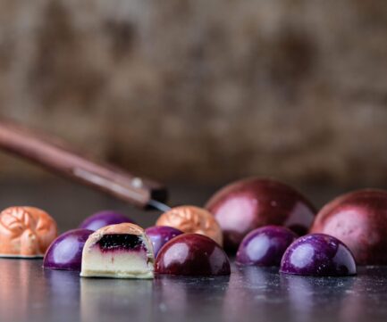 ייצור שוקולדים ופרלינרים טבעוניים