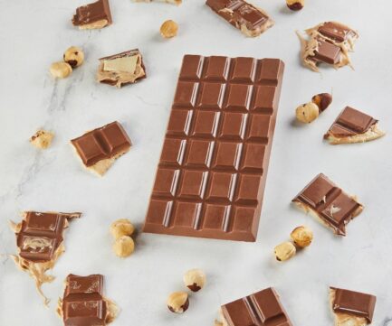 טבלת שוקולד חלב עם קרם אגוזי לוז בואנו ואגוזי לוז קלויים