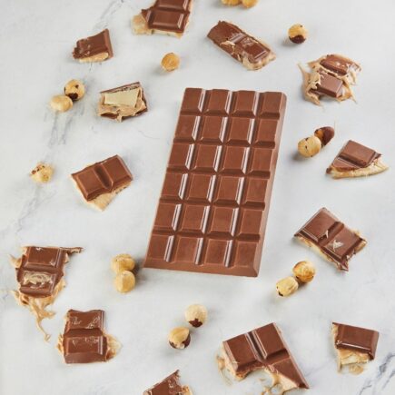 טבלת שוקולד חלב עם קרם אגוזי לוז בואנו ואגוזי לוז קלויים